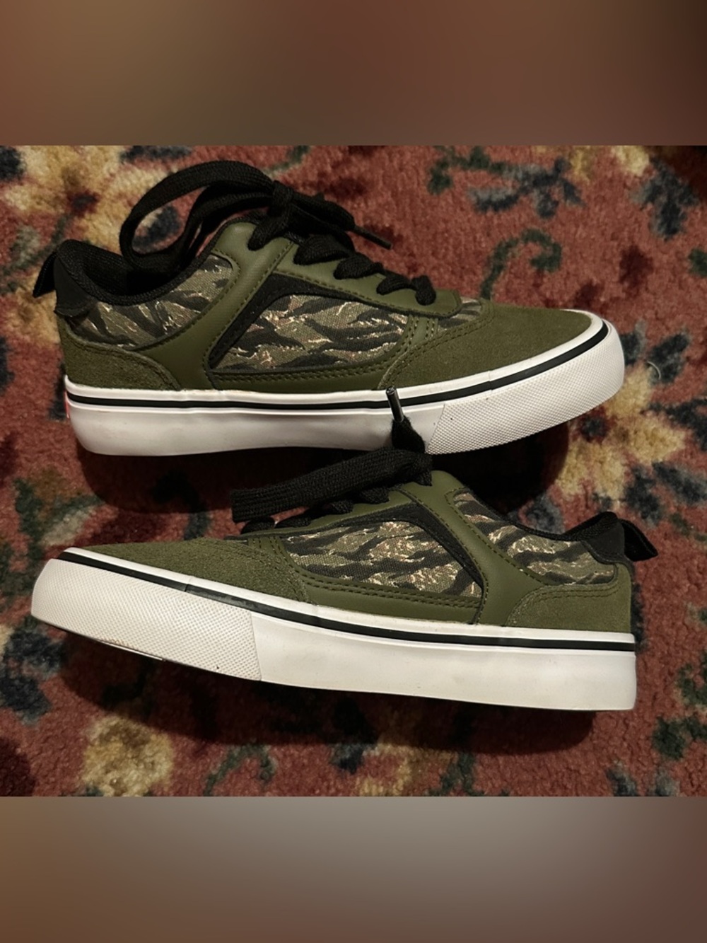 Airwalk Olive Green and Black Camo Low-Top Sneakers
